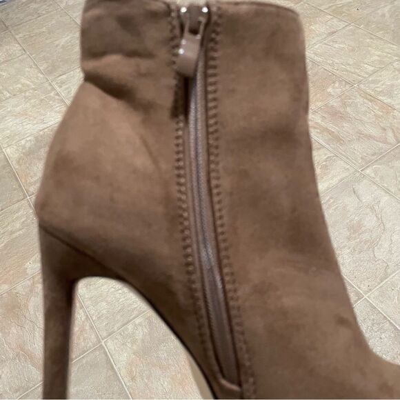 Glaze Women Suede Boot. Size 7 - Picture 8 of 9